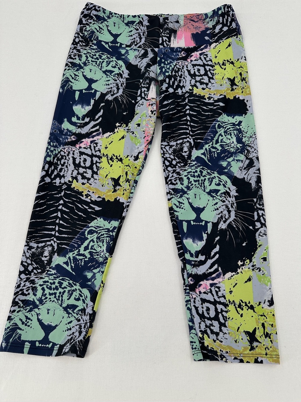 Onzie Leopard Print Capri Leggings in Mint Black Pink Rawr! - Picture 2 of 6